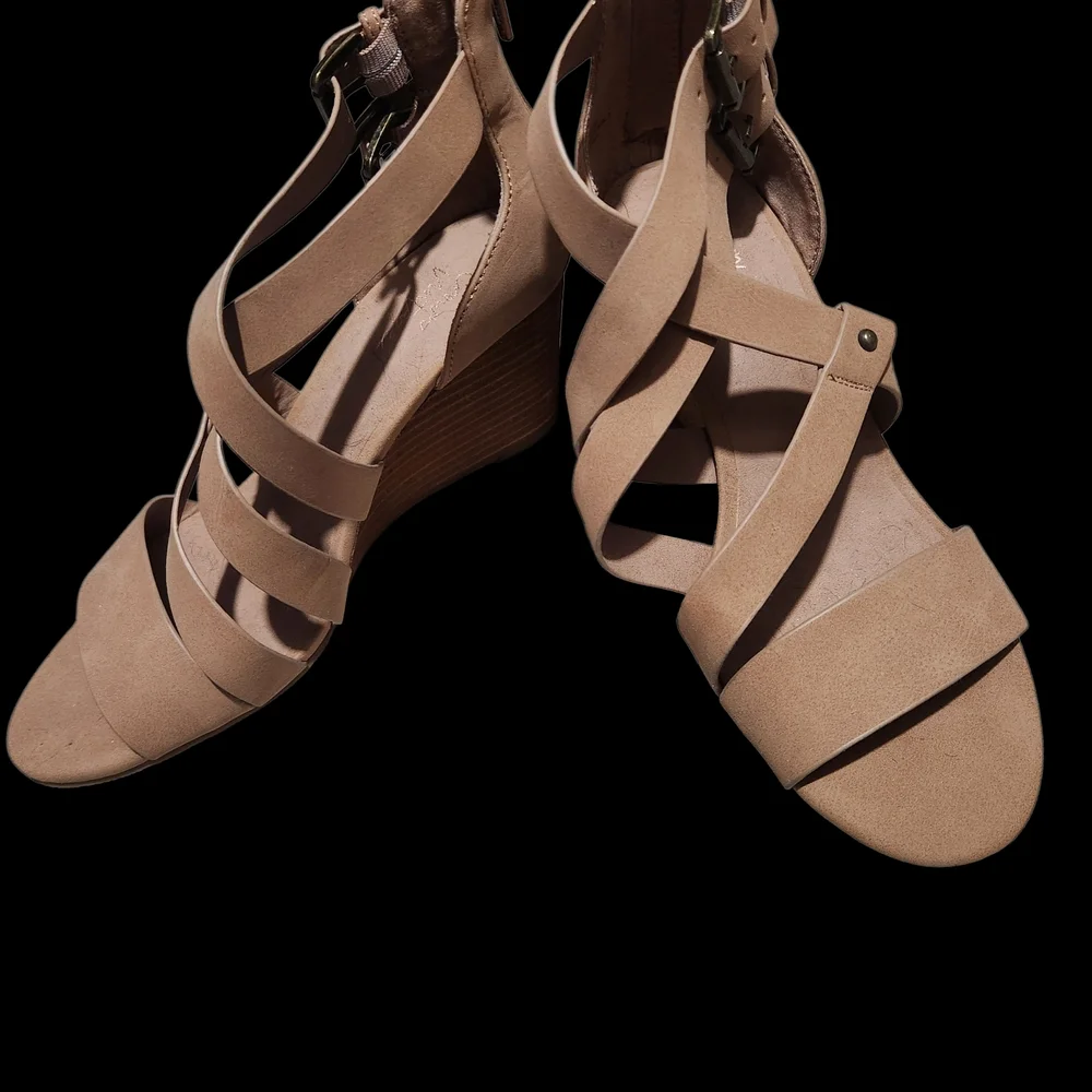 Crown Vintage Women's Beige Heels